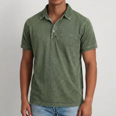Polo homme vert olive à manches courtes avec col boutonné et poche poitrine, coupe décontractée