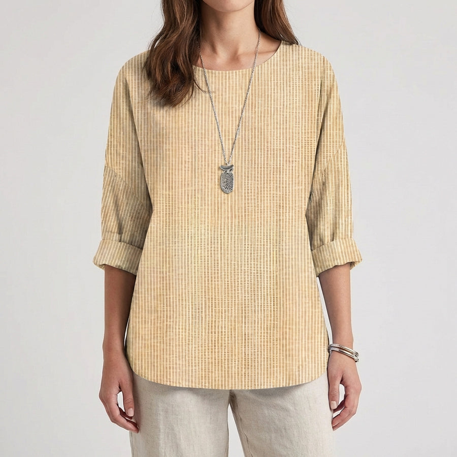Femme portant une blouse rayée jaune miel à manches trois-quarts avec un collier