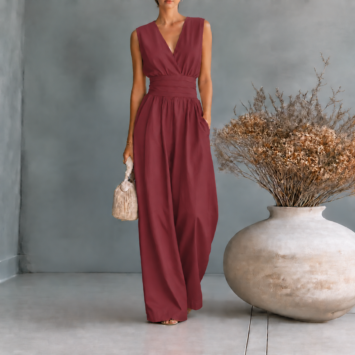 Combinaison longue femme rouge col V croisé, ceinture large plissée et jambes amples