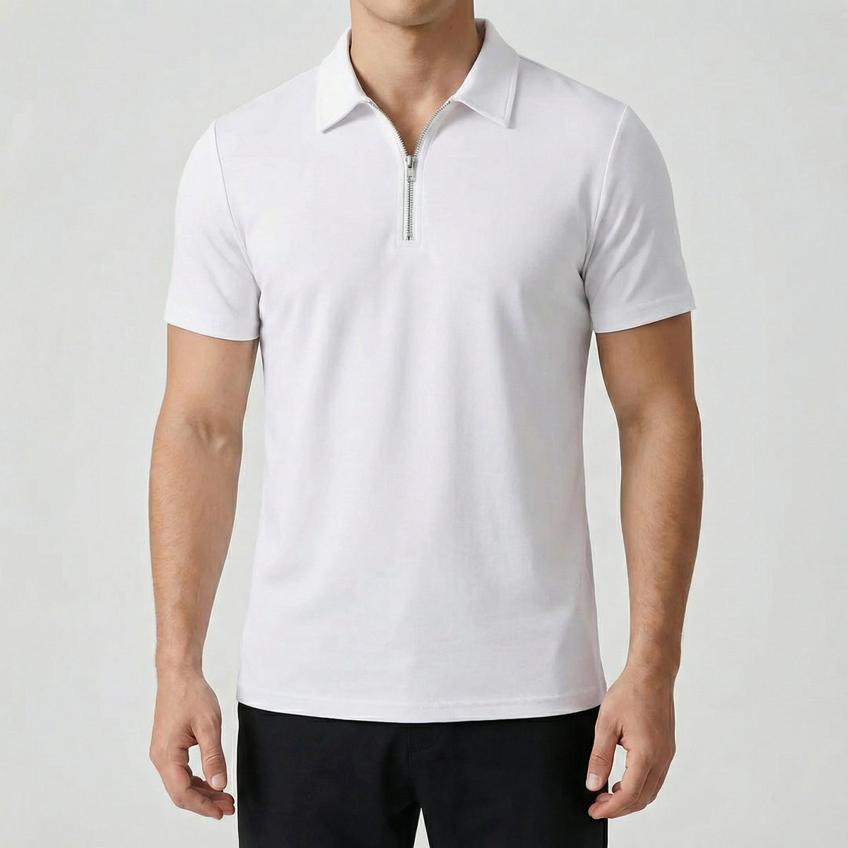 Polo zippé blanc à manches courtes, coupe slim, porté par un mannequin masculin, fond blanc