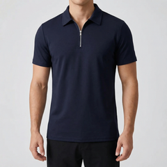 Polo zippé bleu marine à manches courtes, fermeture éclair argentée, coupe slim, porté par un mannequin masculin, fond gris