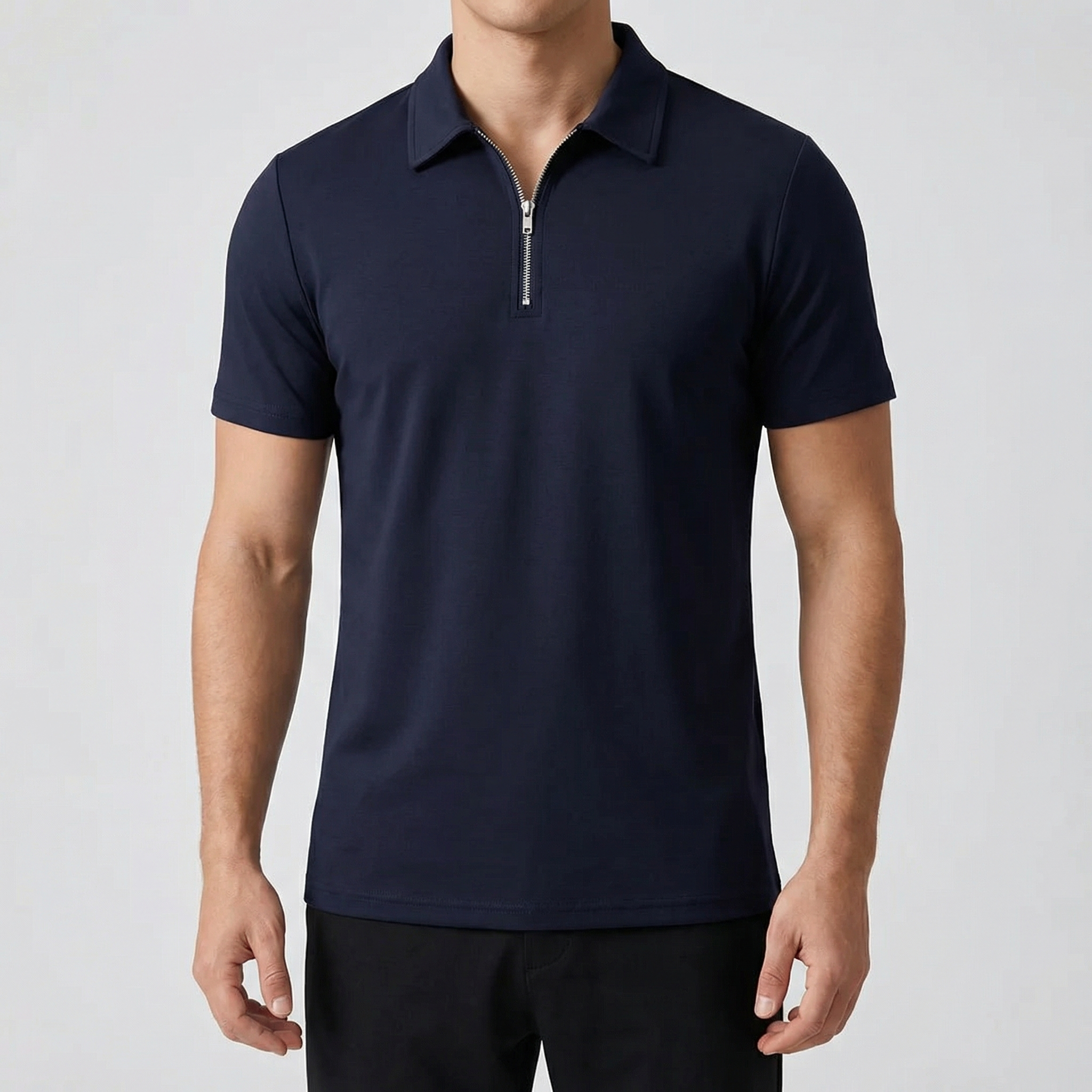 Polo zippé bleu marine à manches courtes, fermeture éclair argentée, coupe slim, porté par un mannequin masculin, fond gris