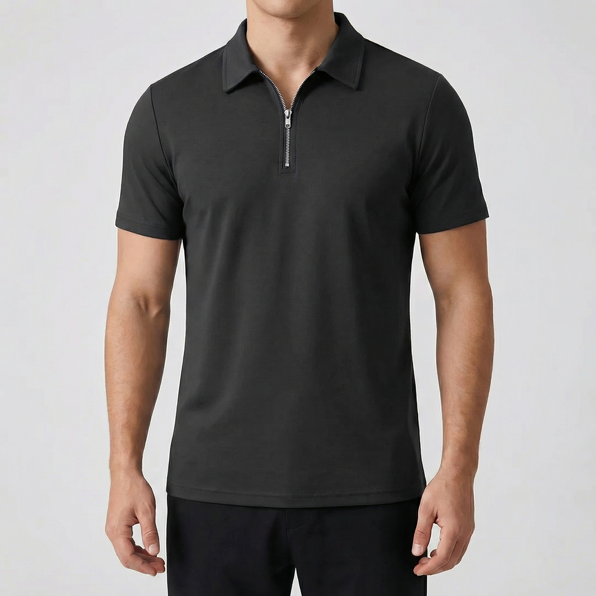 Polo zippé gris foncé à manches courtes, fermeture éclair argentée, coupe slim, porté par un mannequin masculin, fond gris
