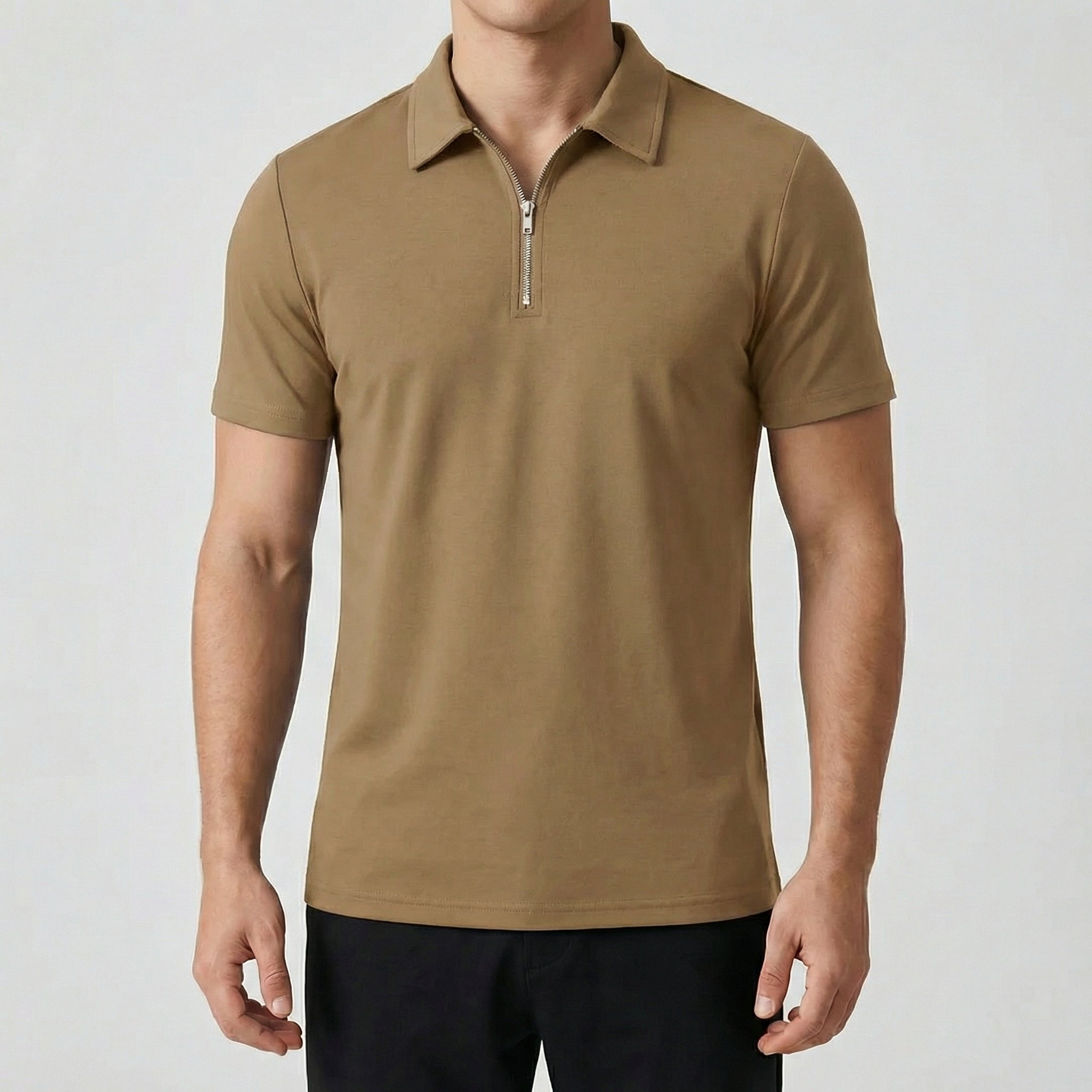 Polo zippé kaki à manches courtes, fermeture éclair argentée, coupe slim, porté par un mannequin masculin, fond gris