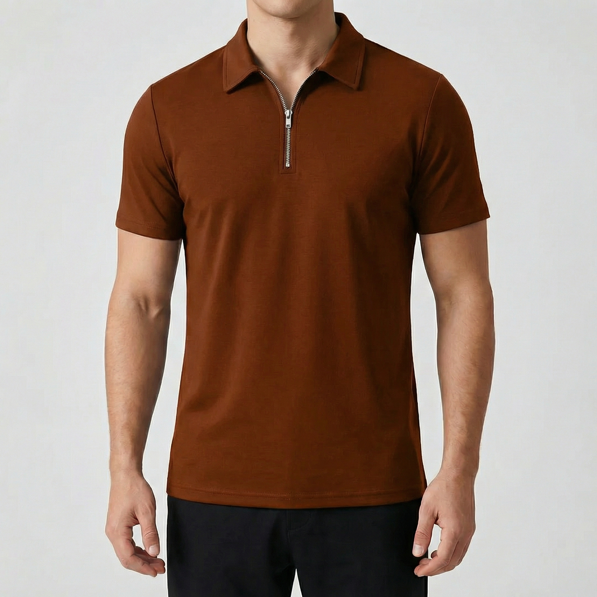 Polo zippé marron à manches courtes, fermeture éclair argentée, coupe slim, porté par un mannequin masculin, fond gris
