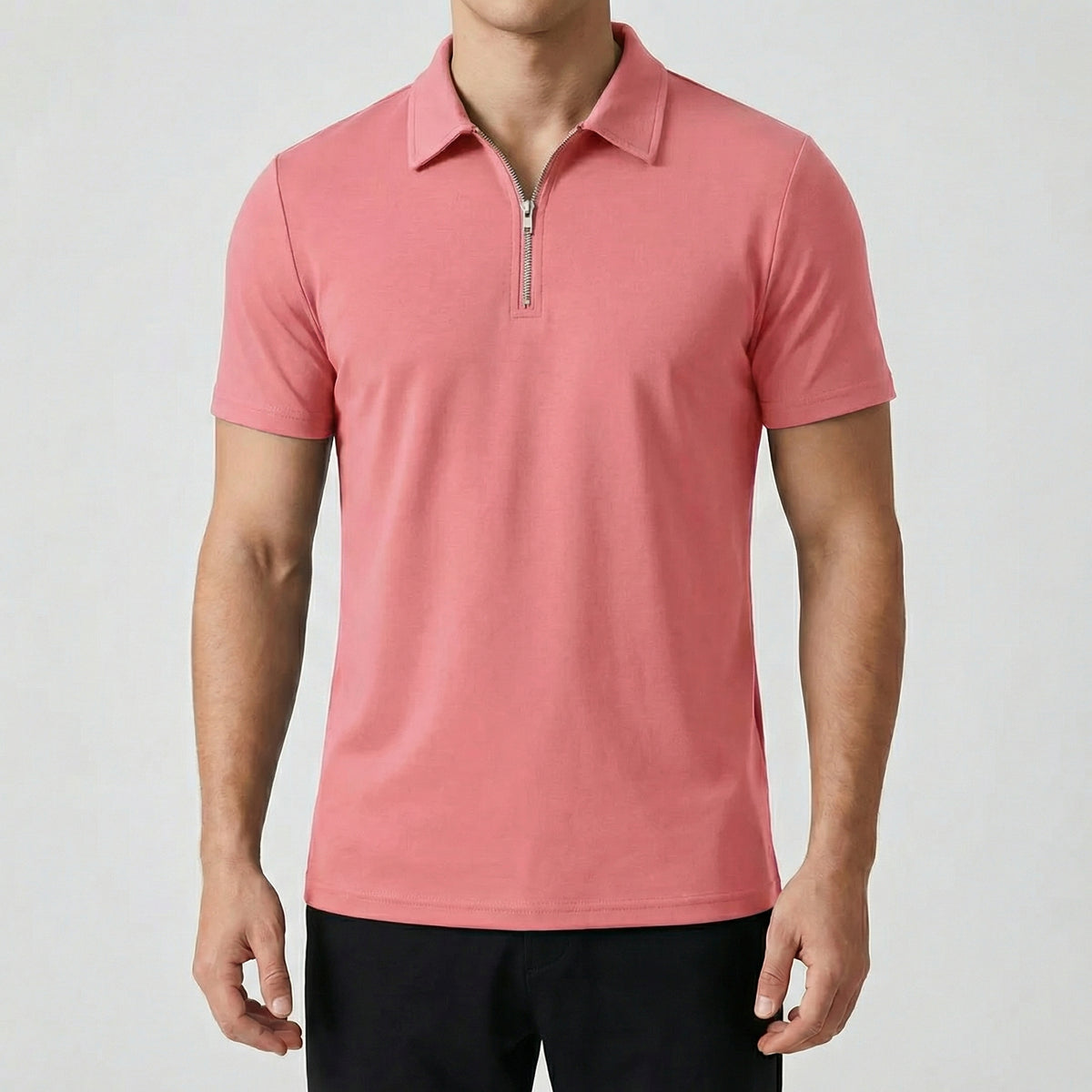 Polo zippé rose à manches courtes, fermeture éclair argentée, coupe slim, porté par un mannequin masculin, fond gris