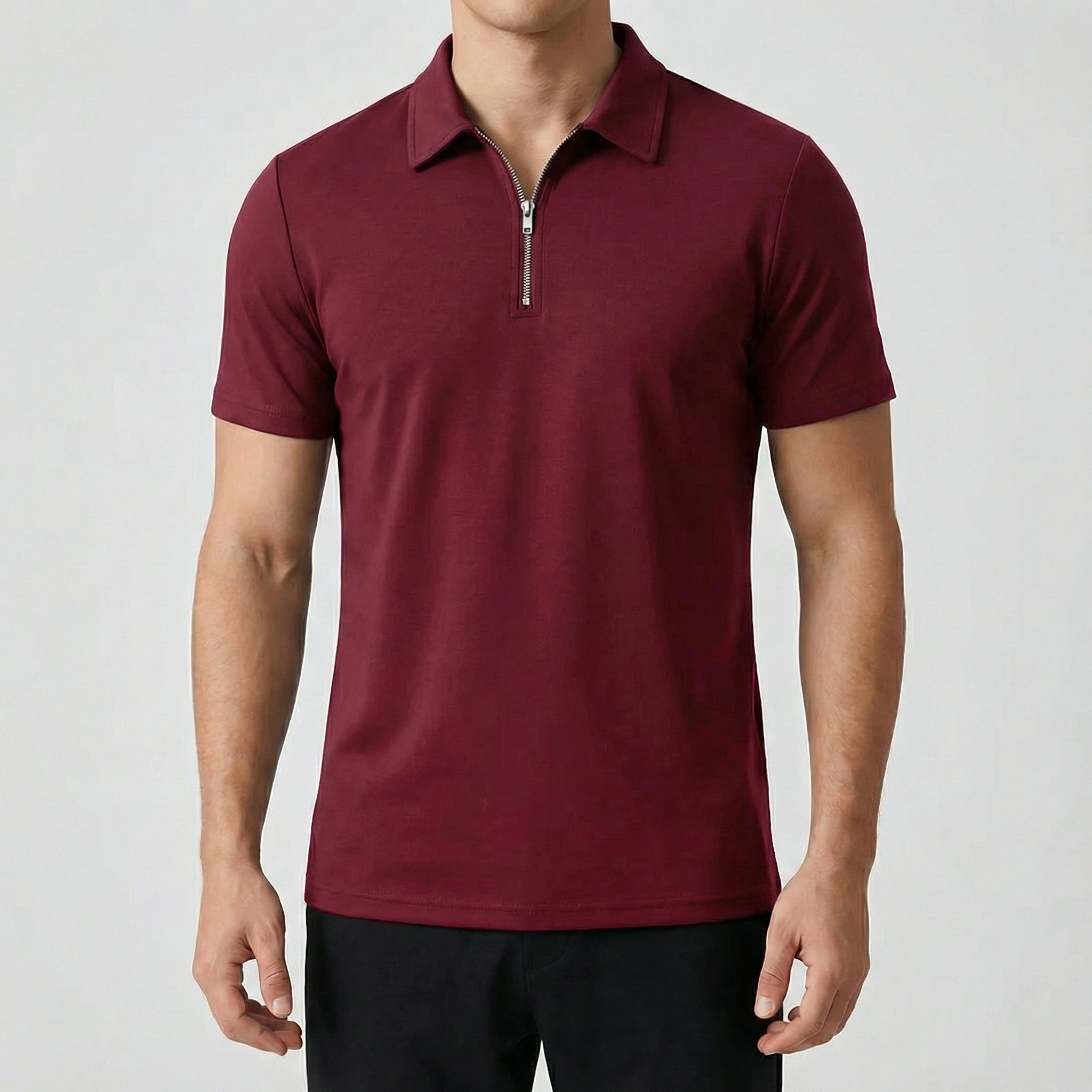 Polo zippé bordeaux à manches courtes, fermeture éclair argentée, coupe slim, porté par un mannequin masculin, fond gris