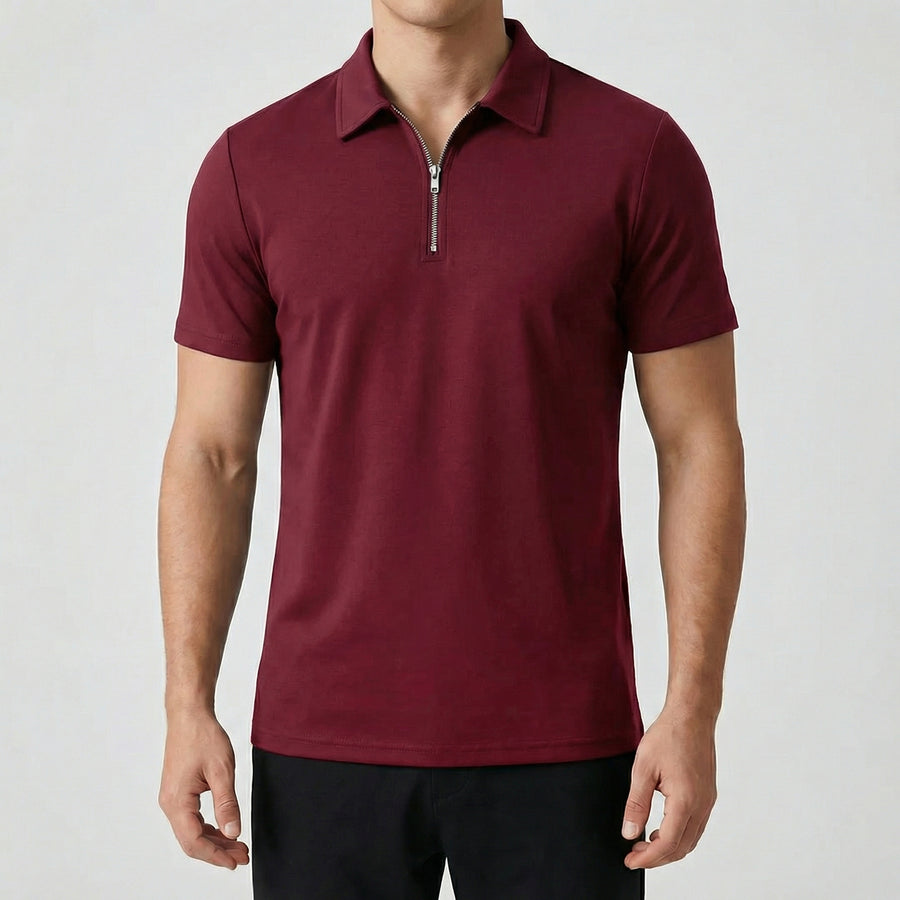 Polo zippé bordeaux à manches courtes, fermeture éclair argentée, coupe slim, porté par un mannequin masculin, fond gris