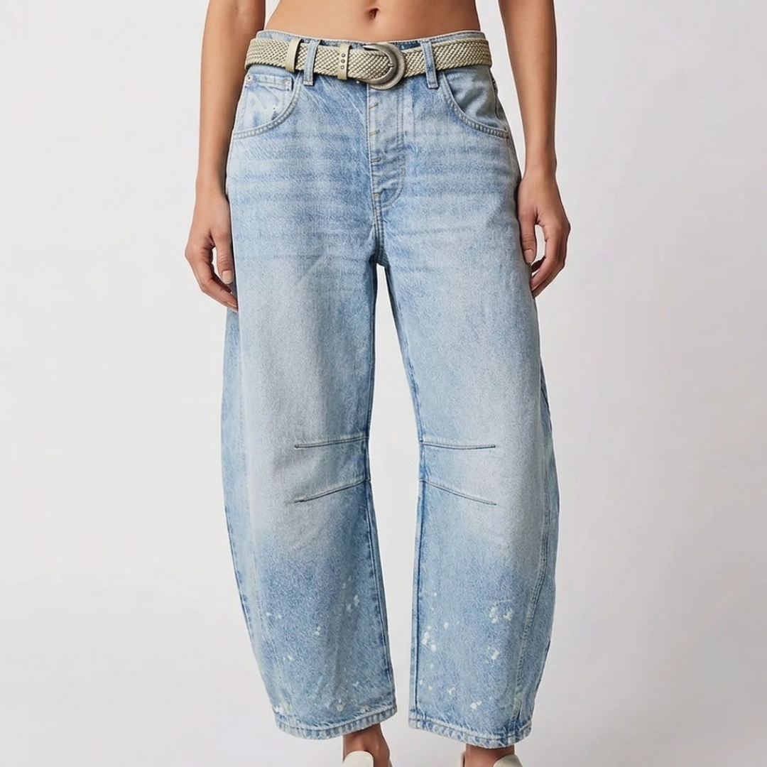 Jean femme bleu clair à taille haute, coupe droite et jambes larges, look décontracté et quotidien