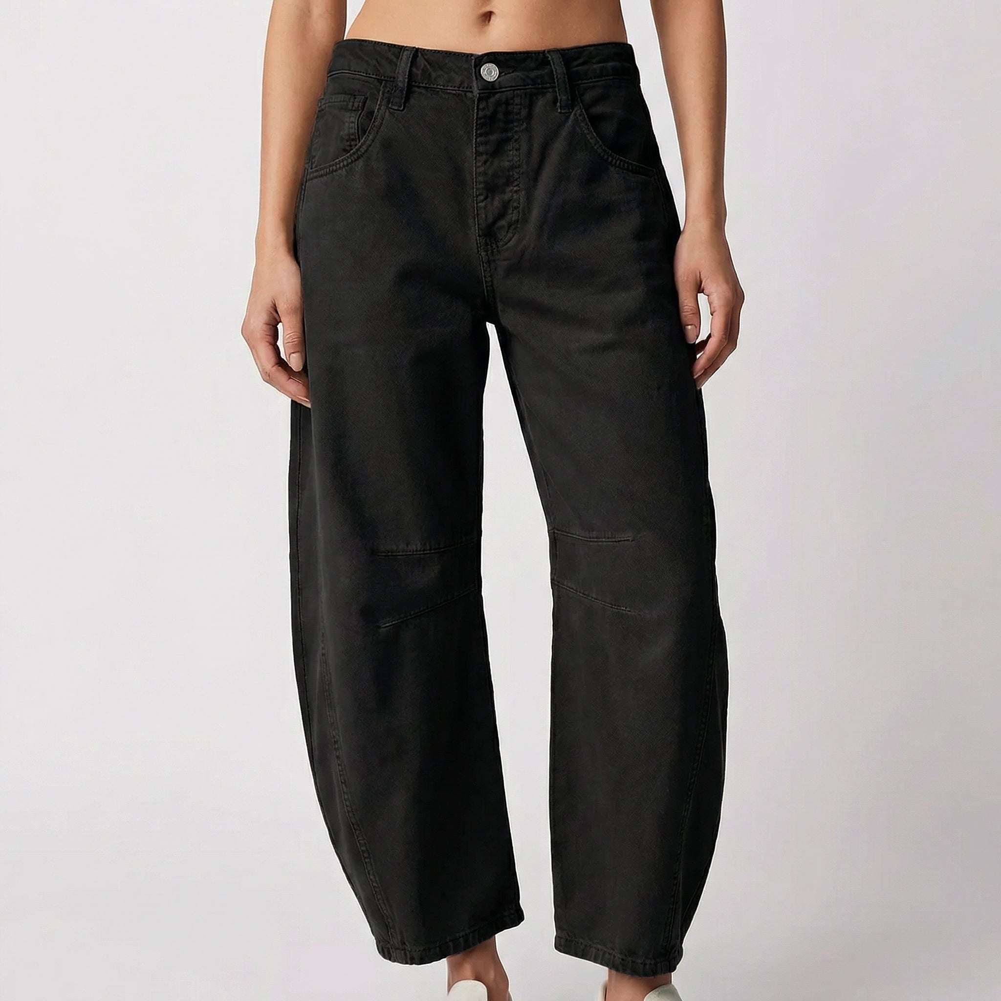 Pantalon femme noir à taille haute, coupe droite et jambes larges, design sobre et polyvalent