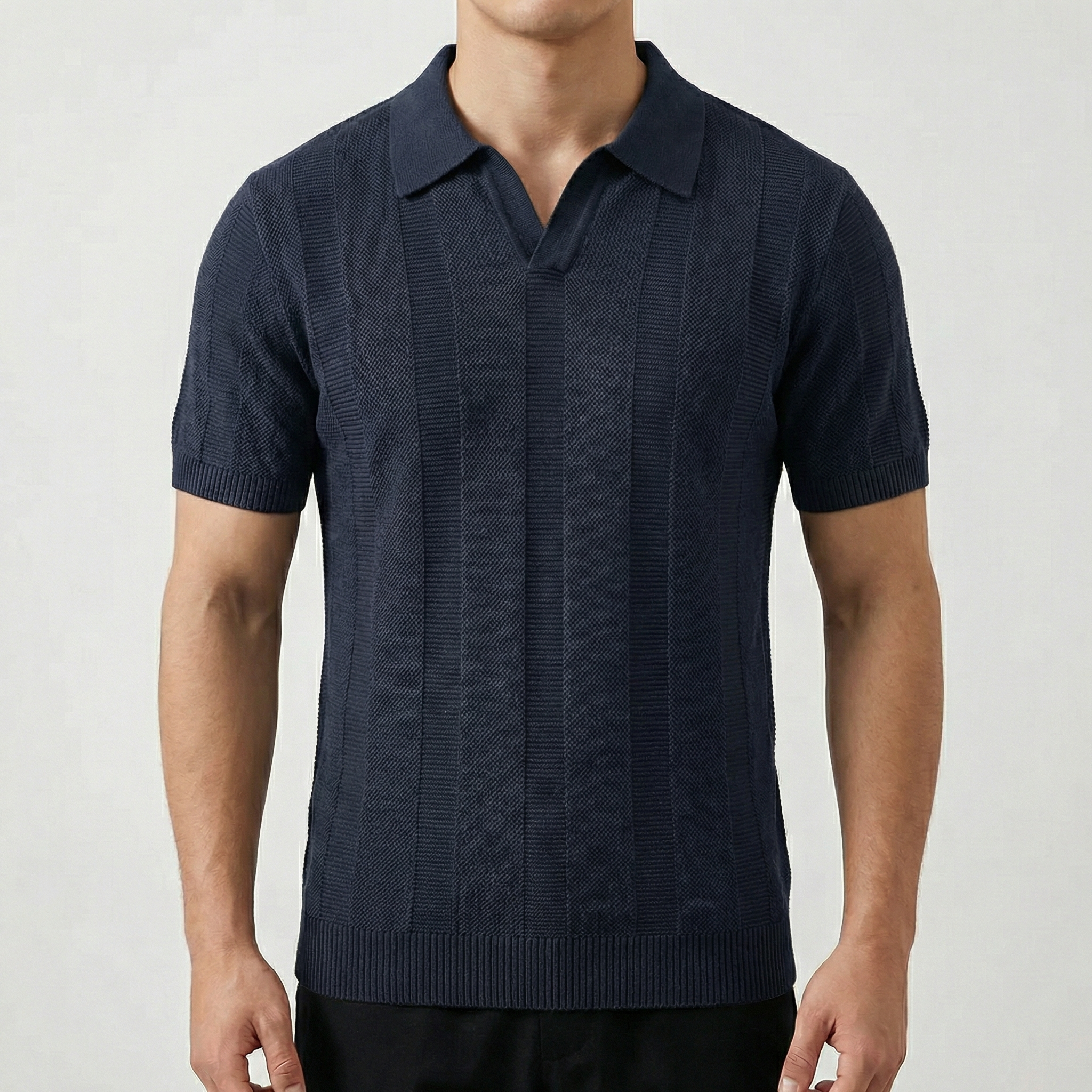 Polo tricoté homme col V ouvert, manches courtes, couleur bleu marine, texture rayures verticales, coupe slim
