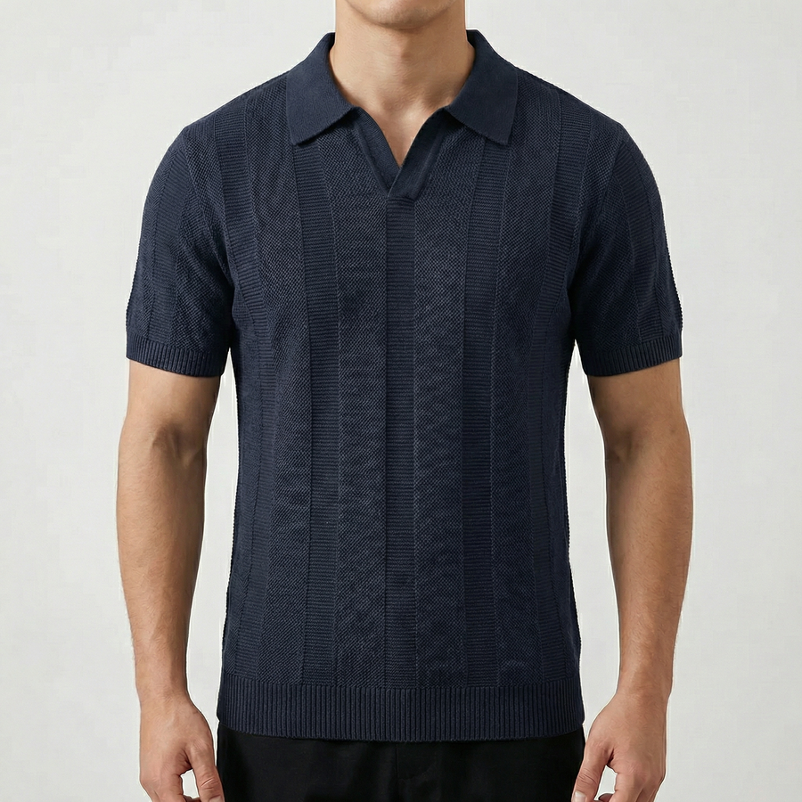 Polo tricoté homme col V ouvert, manches courtes, couleur bleu marine, texture rayures verticales, coupe slim