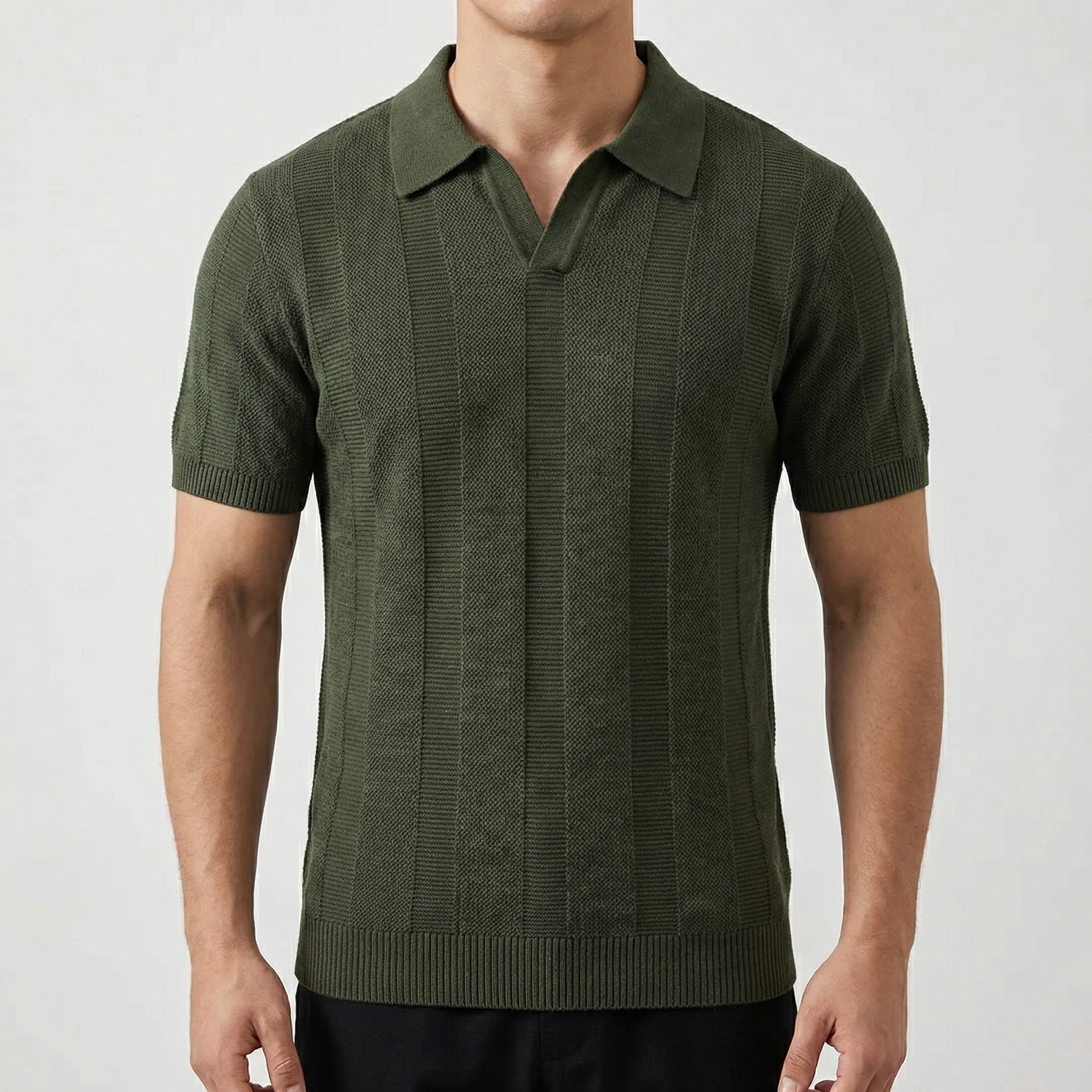 Polo tricoté homme col V ouvert, manches courtes, couleur vert militaire, texture rayures verticales, coupe slim