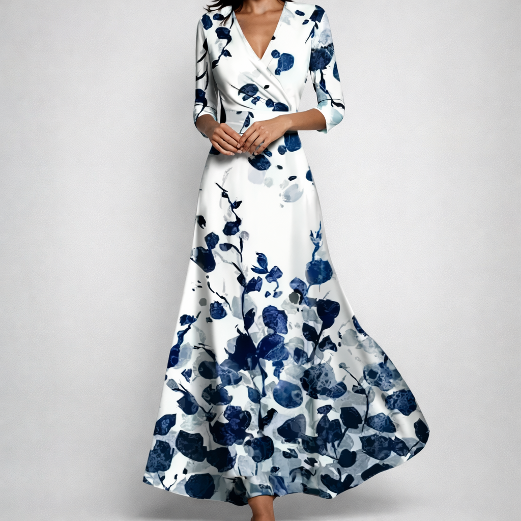 Robe maxi portefeuille à manches 3/4, fond blanc avec imprimé floral aquarelle bleu marine et gris, col V croisé, jupe évasée fluide