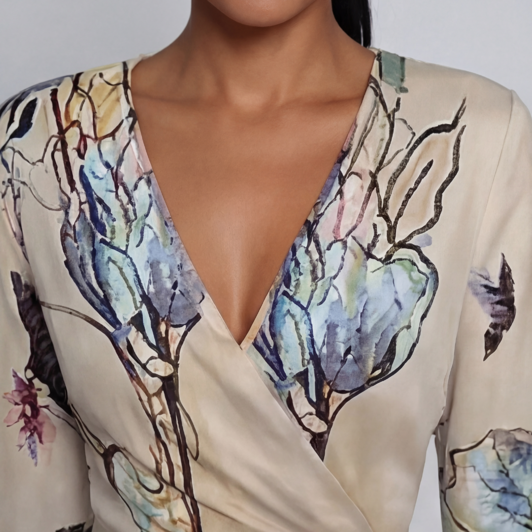 Robe maxi portefeuille à manches 3/4, fond sable beige avec imprimé floral abstrait bleu-gris, col V croisé, vue rapprochée du décolleté et des épaules

