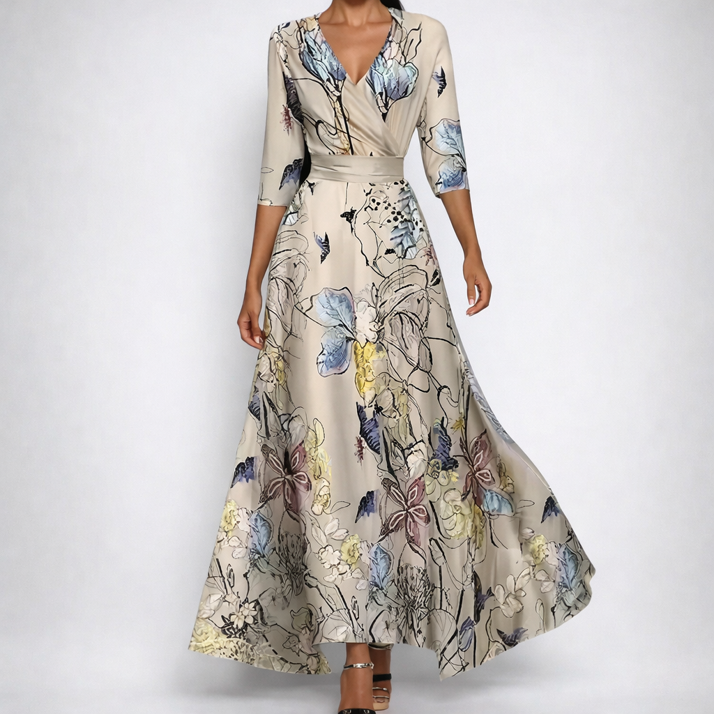 Robe maxi portefeuille à manches 3/4, fond beige crème avec imprimé botanique multicolore en bleu, jaune et mauve, col V croisé, ceinture satinée, jupe évasée