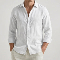 Chemise homme à manches longues et col rabattu, coloris blanc, portée par un mannequin masculin dans une pose décontractée sur fond gris clair