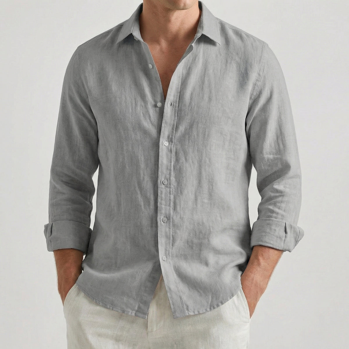 Chemise homme à manches longues et col rabattu, coloris gris, portée par un mannequin masculin dans une pose décontractée sur fond gris clair
