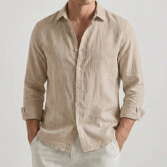 Chemise homme à manches longues et col rabattu, coloris kaki, portée par un mannequin masculin dans une pose décontractée sur fond gris clair