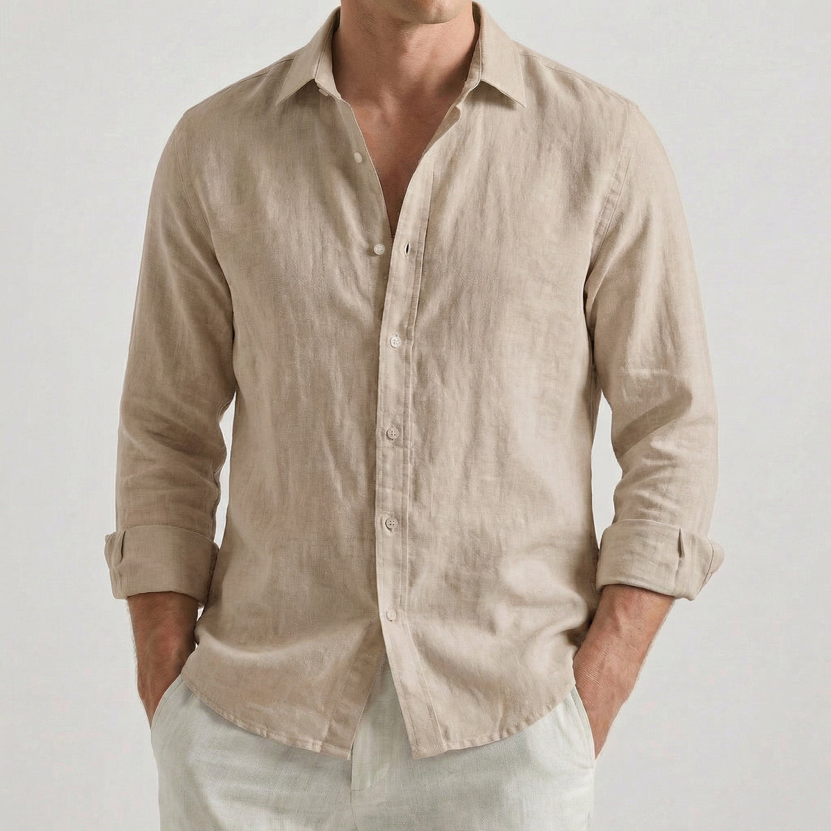 Chemise homme à manches longues et col rabattu, coloris kaki, portée par un mannequin masculin dans une pose décontractée sur fond gris clair