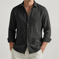 Chemise homme à manches longues et col rabattu, coloris noir, portée par un mannequin masculin dans une pose décontractée sur fond gris clair