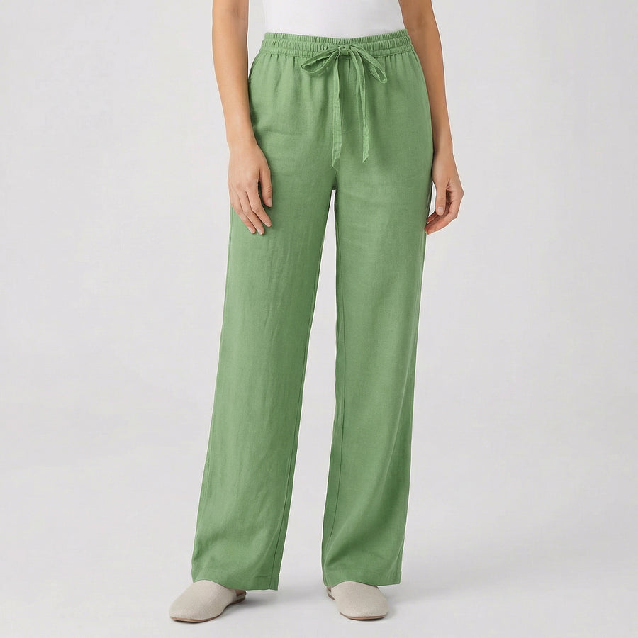 Pantalon fluide femme vert avec taille élastique et cordon, coupe droite, porté par mannequin, fond gris clair