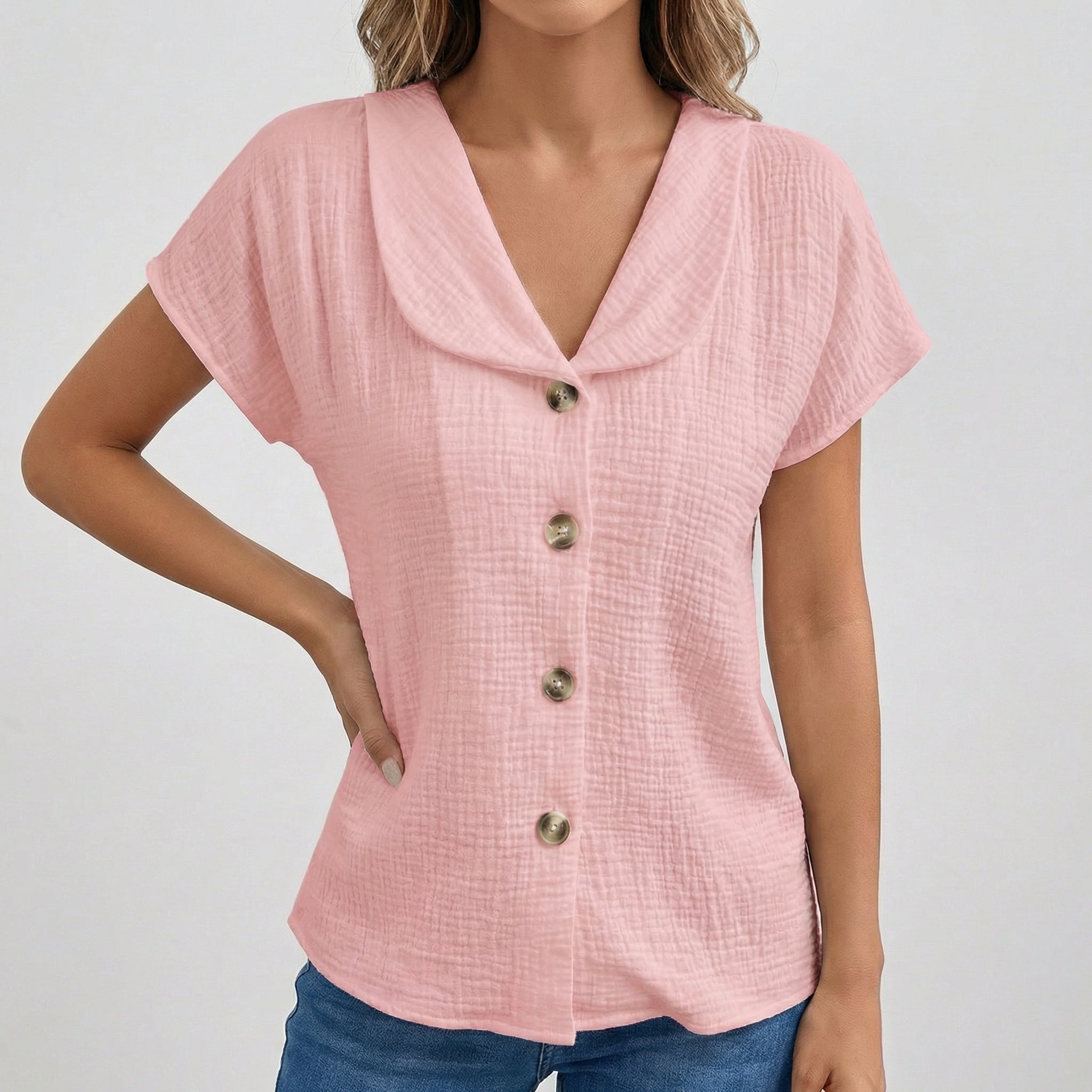 Blouse rose à col rabattu, boutons dorés sur le devant, manches courtes, tissu gauze texturé, coupe décontractée