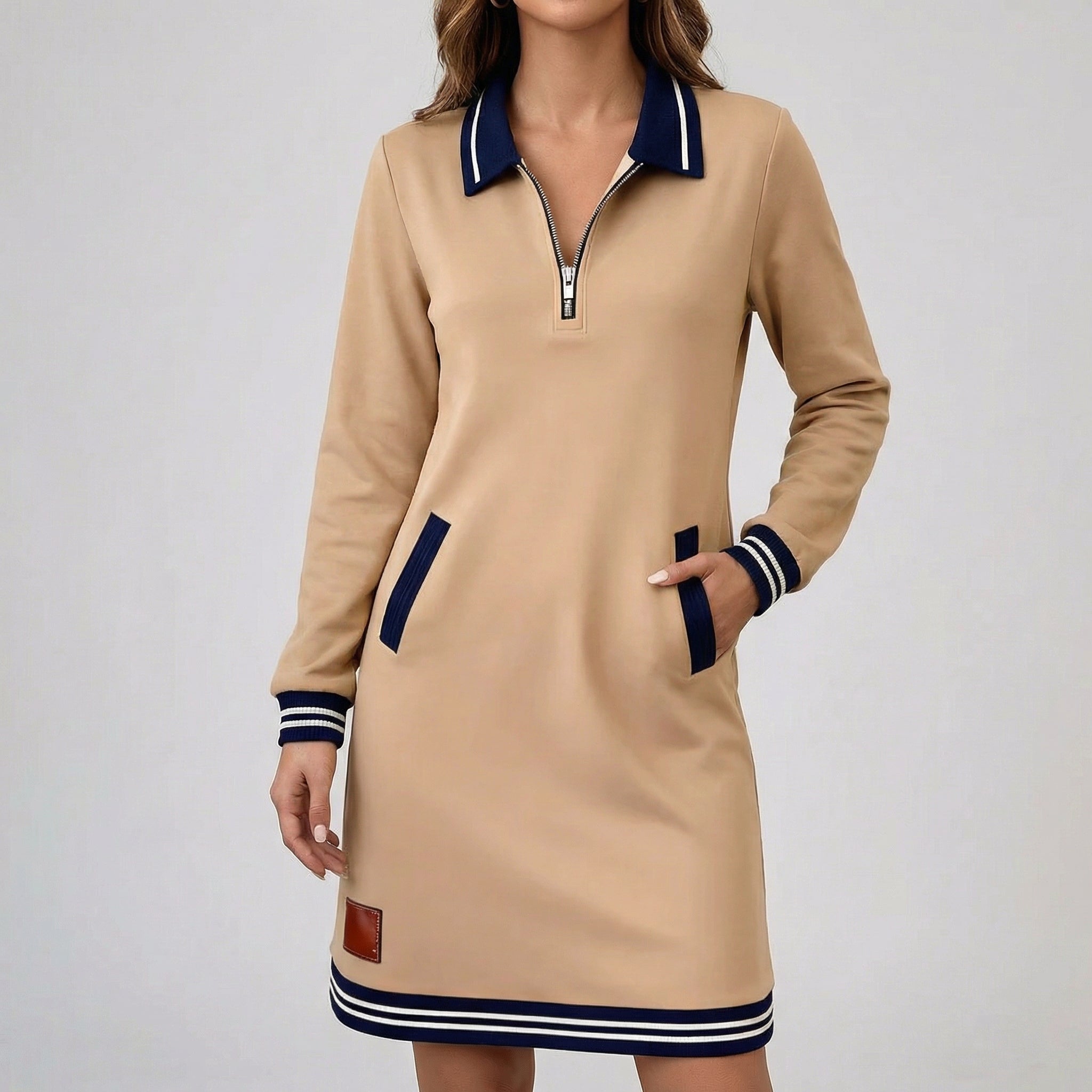 Robe femme en maille beige à manches longues, col polo avec zip et finitions contrastées bleu marine, coupe droite