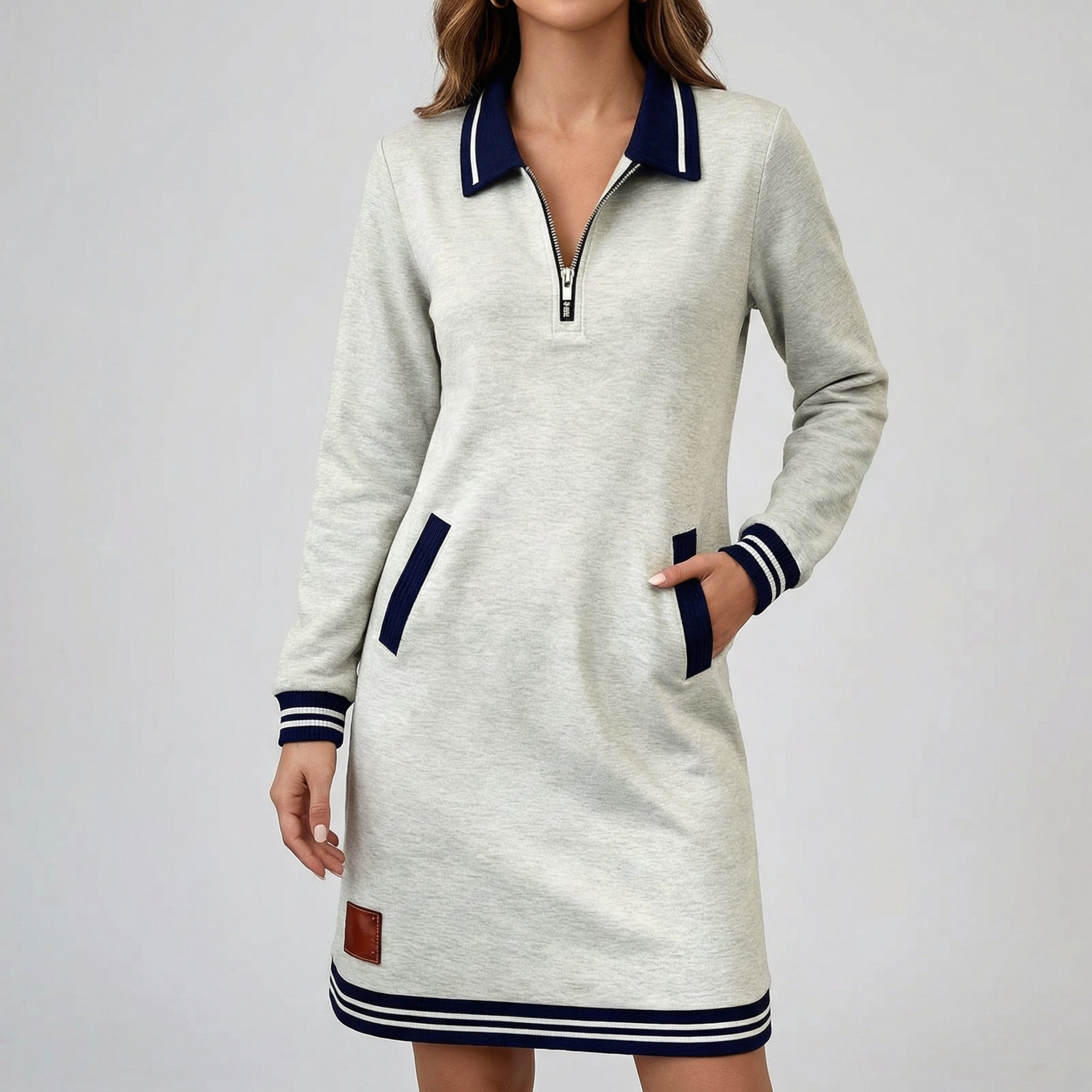 Robe femme en maille gris clair à manches longues, col polo avec fermeture zippée et finitions bleu marine, coupe droite confortable