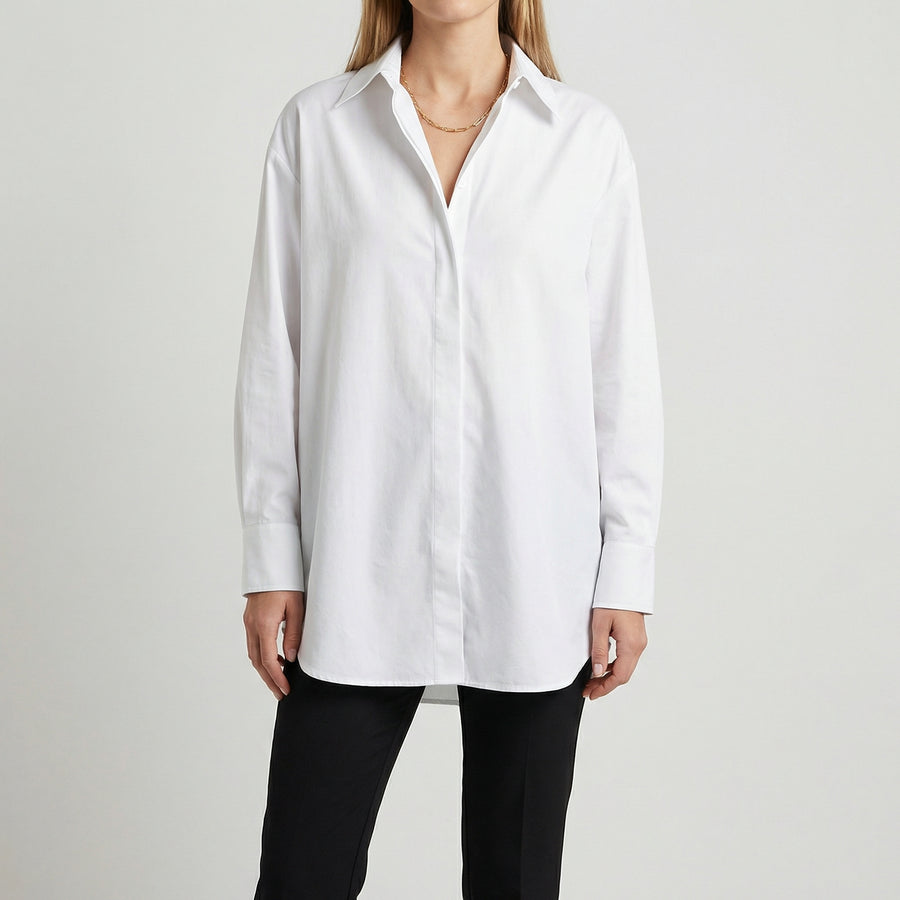 Chemise oversize blanche pour femme, coupe longue, col classique, manches longues avec poignets boutonnés