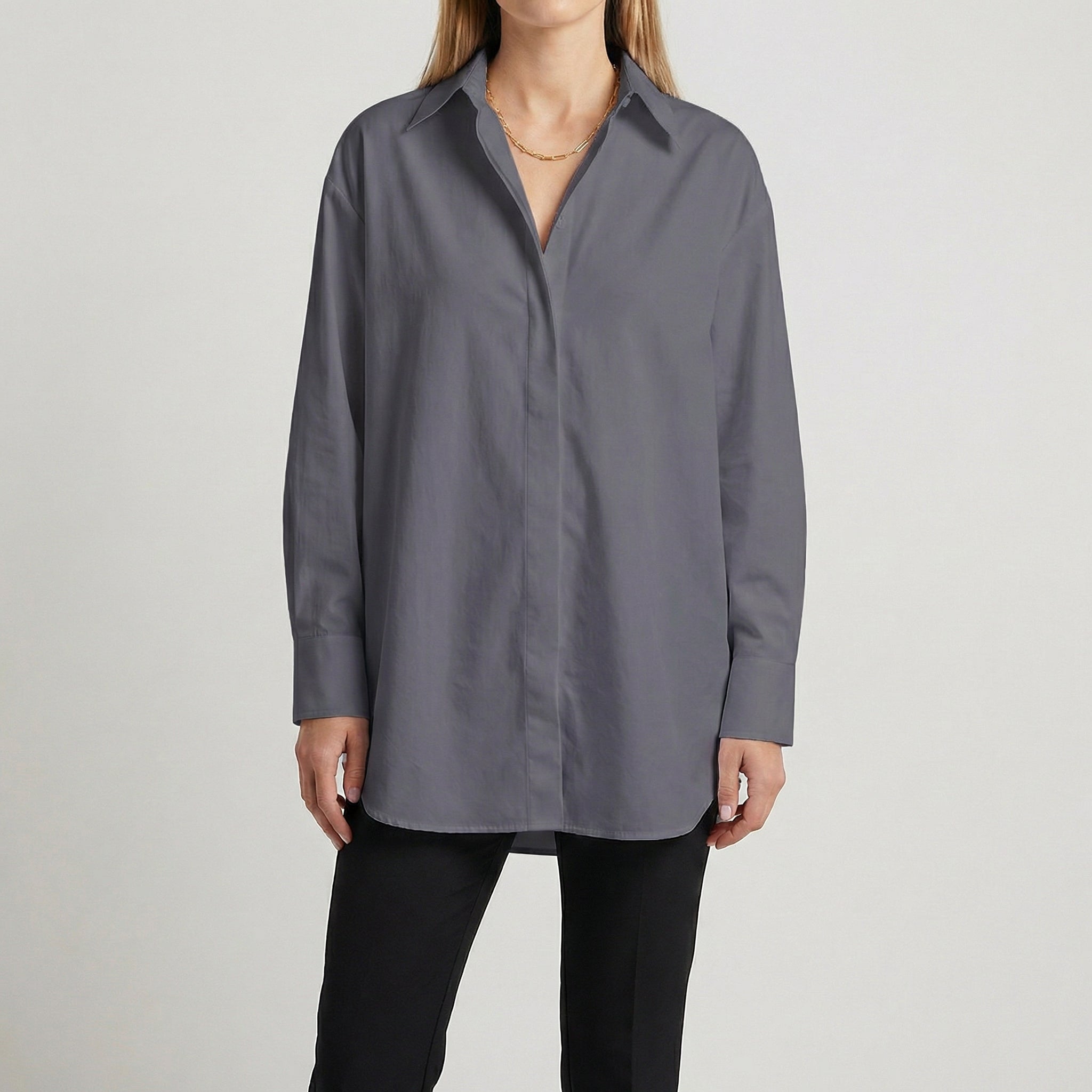 Chemise oversize grise pour femme, coupe longue, col classique, manches longues avec poignets boutonnés