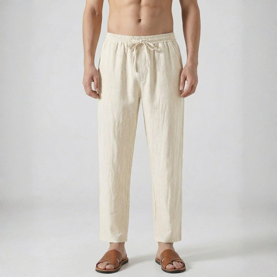 Pantalon en lin pour homme coloris beige/blanc cassé avec cordon de serrage et coupe droite, porté avec des sandales marron
