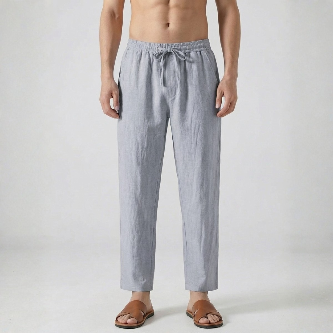 Pantalon en lin pour homme coloris gris clair avec cordon de serrage et coupe droite, porté avec des sandales marron
