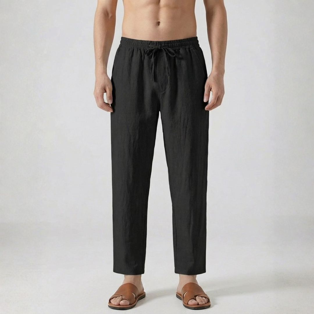 Pantalon en lin pour homme coloris noir avec cordon de serrage et coupe droite, porté avec des sandales marron