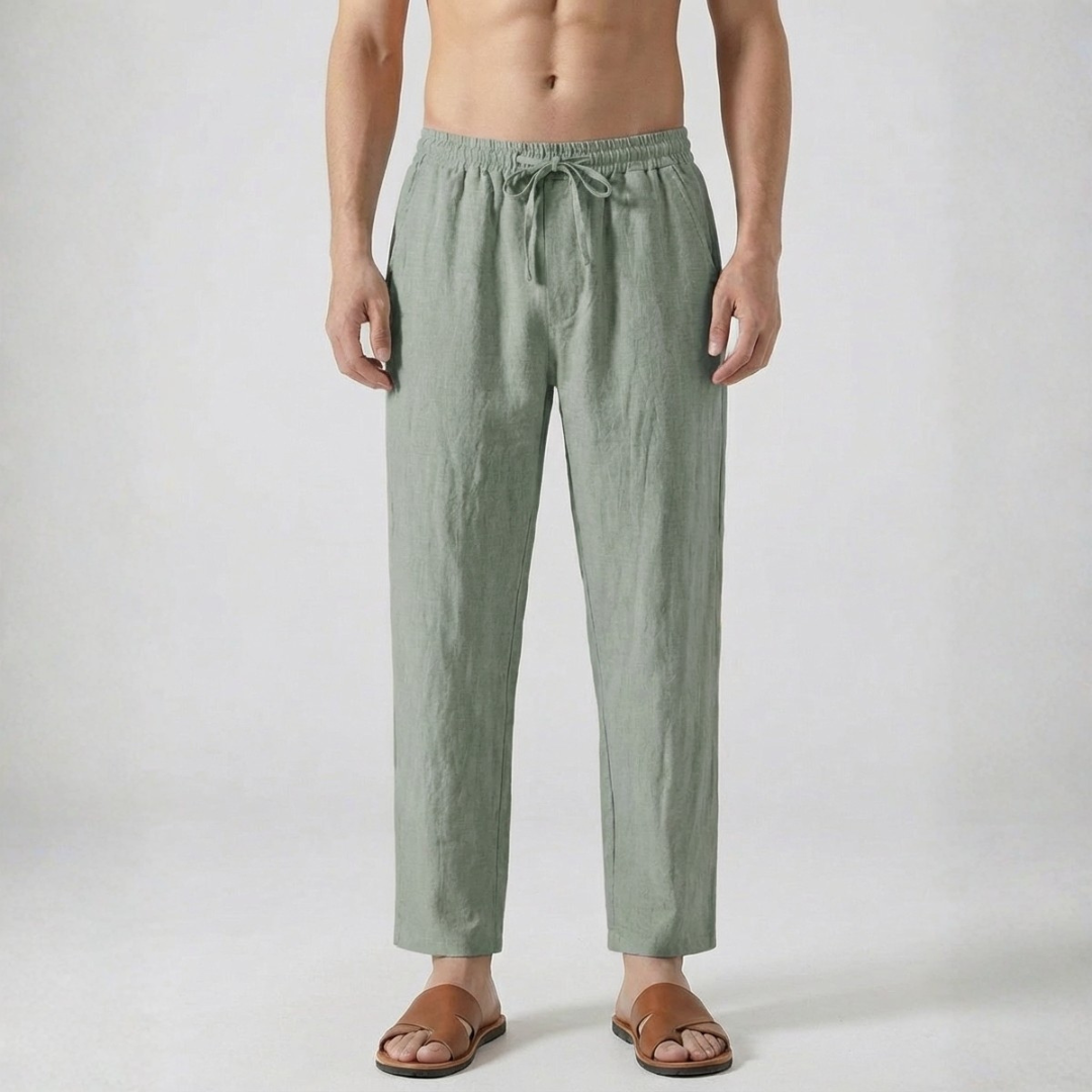 Pantalon en lin pour homme coloris vert sauge avec cordon de serrage et coupe droite, porté avec des sandales marron