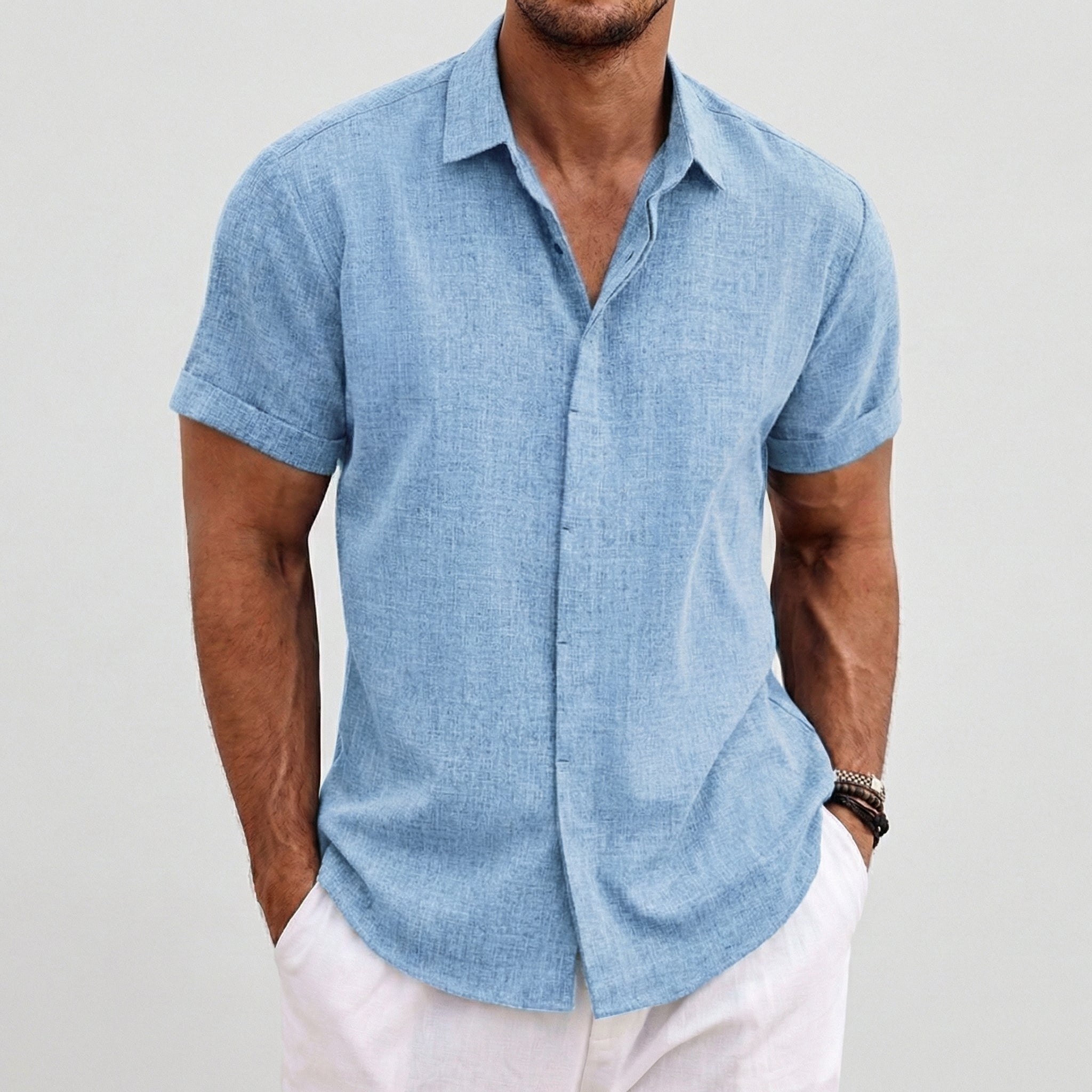 Chemise homme bleu ciel à manches courtes en lin avec col cubain et poche poitrine, coupe décontractée
