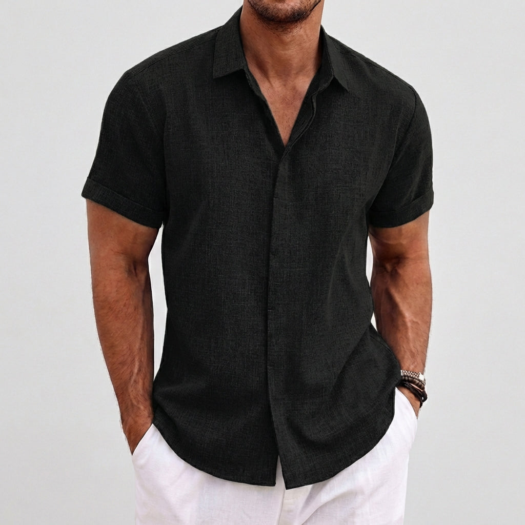 Chemise homme noir à manches courtes en lin avec col cubain et poche poitrine, coupe décontractée