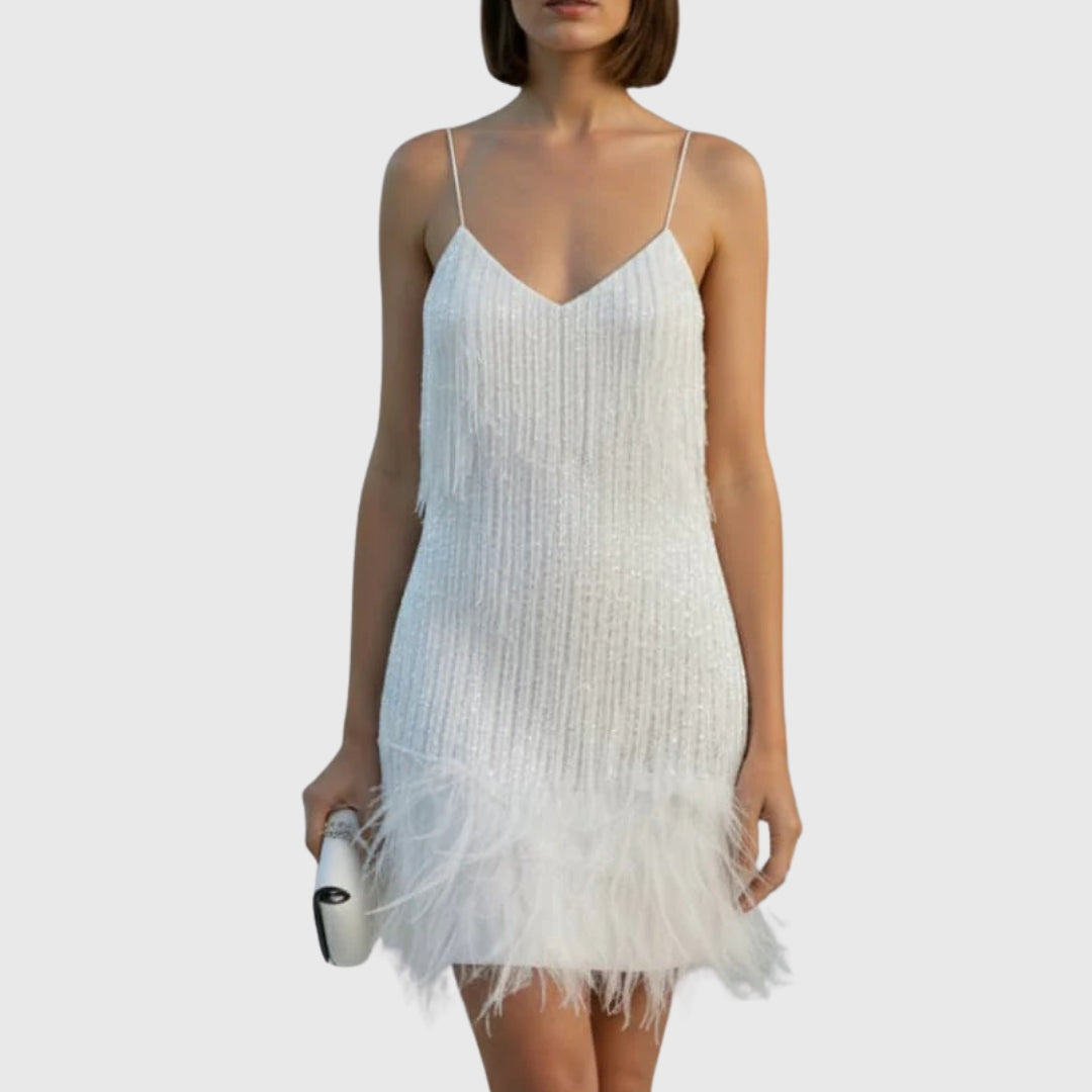 Robe mini sequins blanc argenté avec bordure en plumes, vue de face