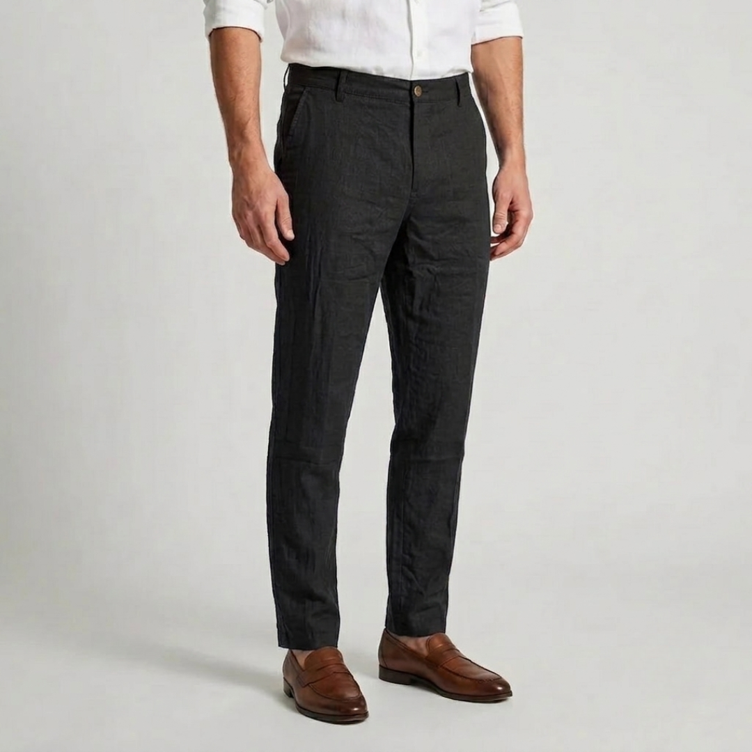 Pantalon noir à pinces, coupe slim effilée, porté avec une chemise blanche et des mocassins en cuir marron
