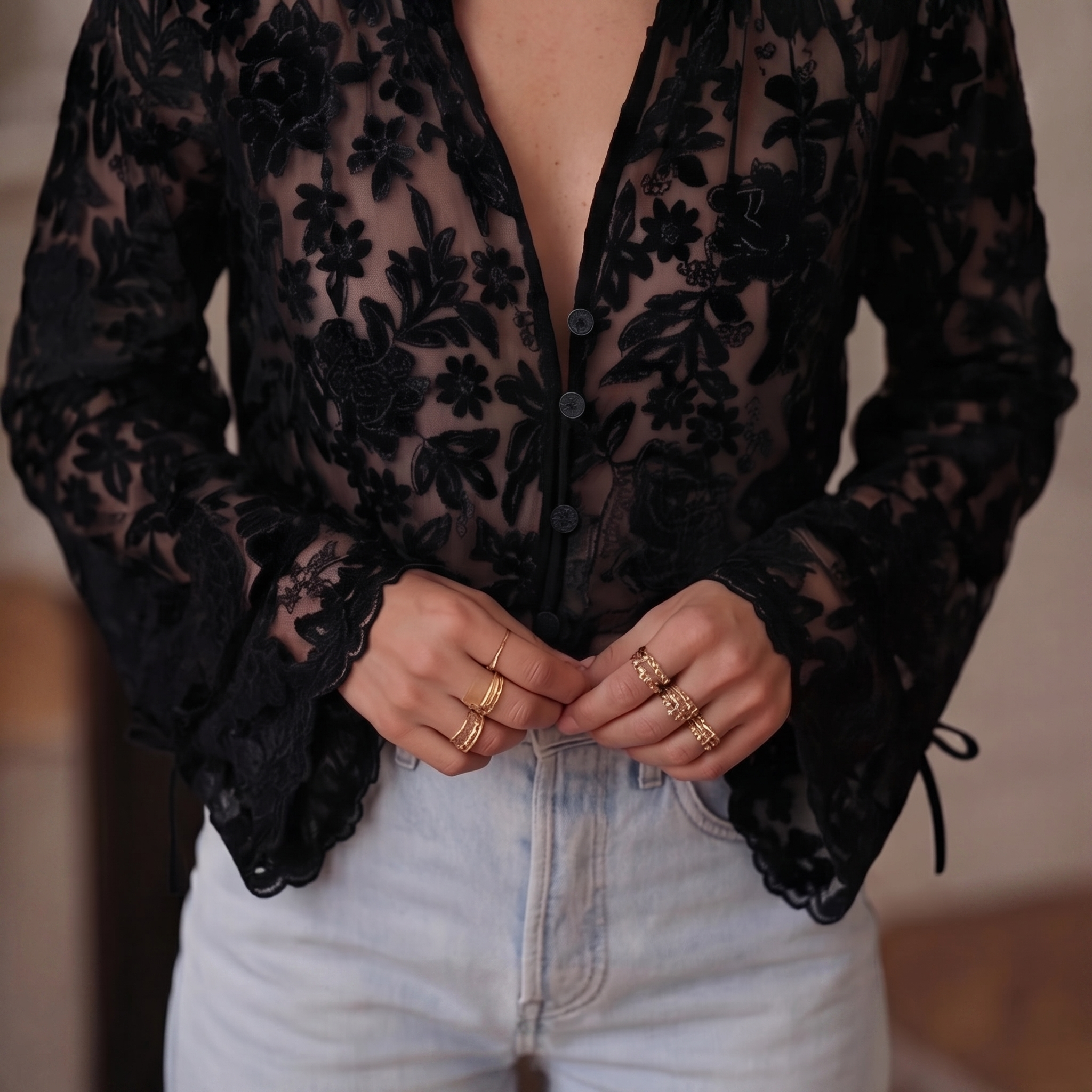 Chemisier femme col V dentelle florale noir manches longues bouffantes