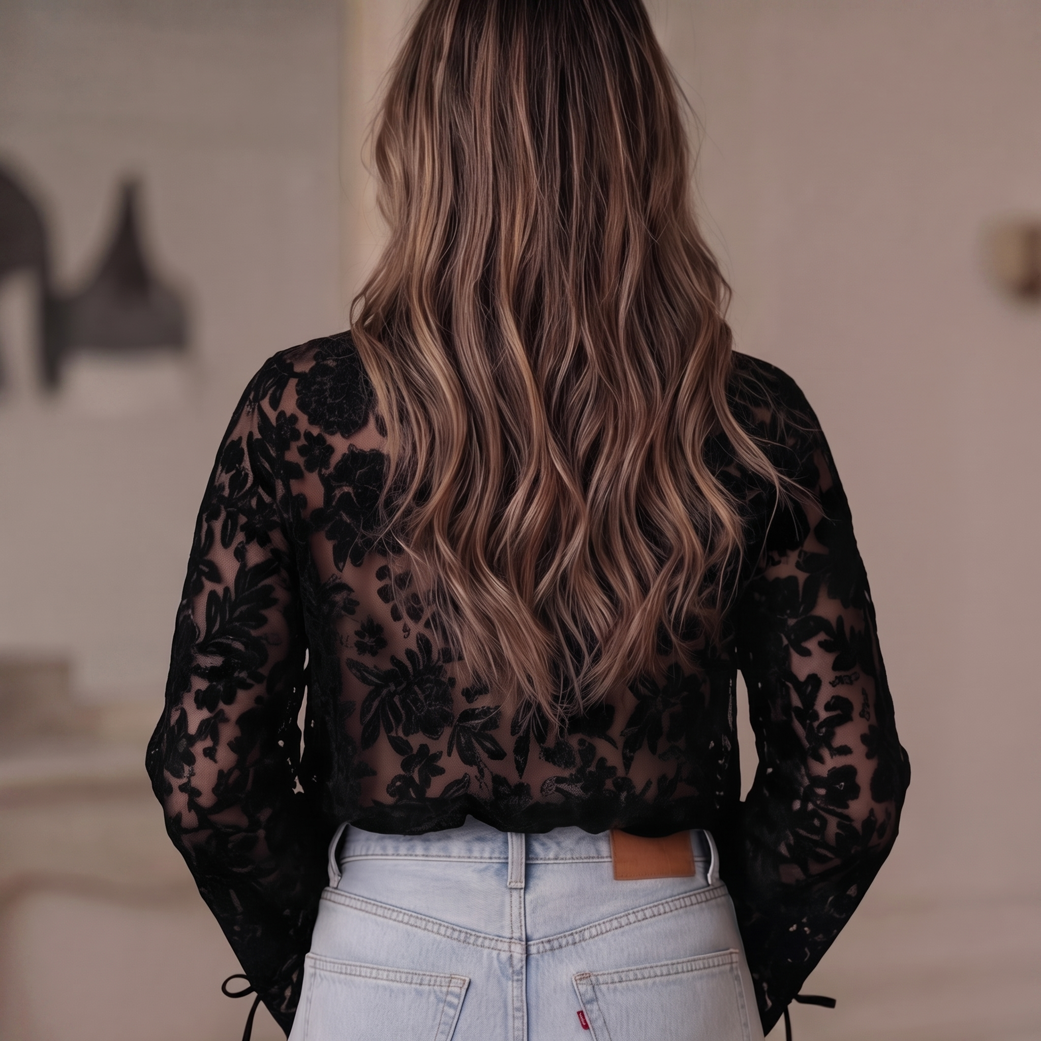 Chemisier femme col V dentelle florale noir manches longues bouffantes