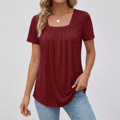 Femme portant un t-shirt bordeaux à encolure carrée, manches courtes et coupe fluide avec fronces