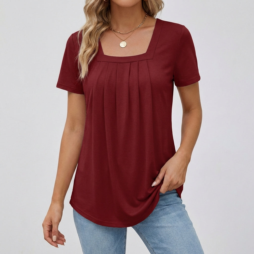 Femme portant un t-shirt bordeaux à encolure carrée, manches courtes et coupe fluide avec fronces