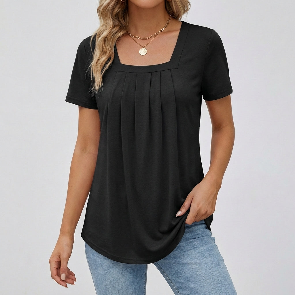 Femme portant un t-shirt noir à encolure carrée, manches courtes et coupe fluide avec fronces