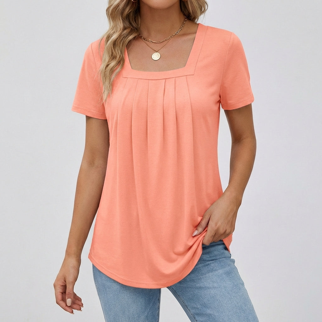 Femme portant un t-shirt rose à encolure carrée, manches courtes et coupe fluide avec fronces