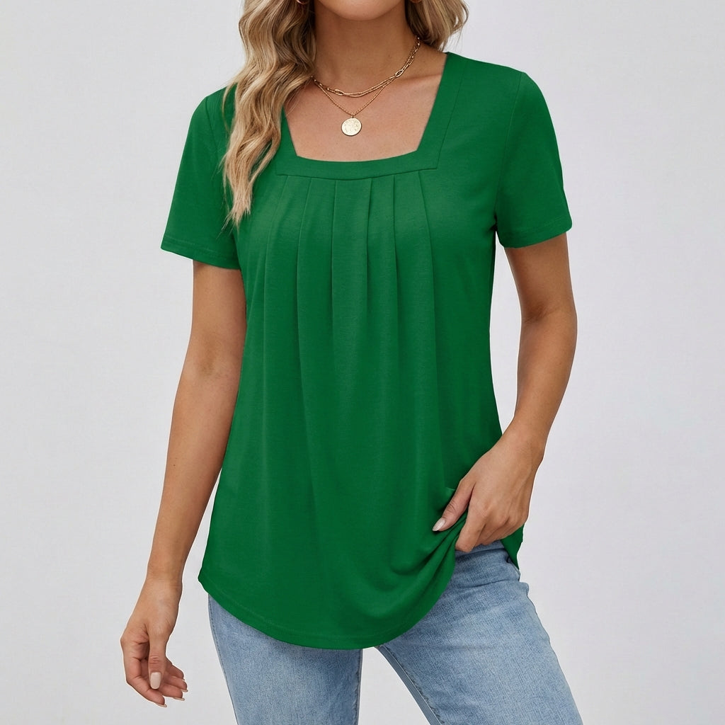 Femme portant un t-shirt vert à encolure carrée, manches courtes et coupe fluide avec fronces