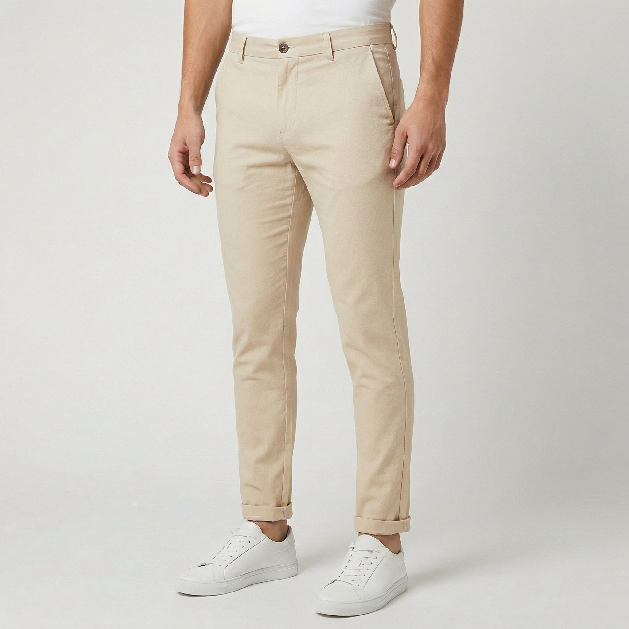 Pantalon chino slim fit pour homme en tissu beige, coupe ajustée avec taille élastiquée et chevilles resserrées