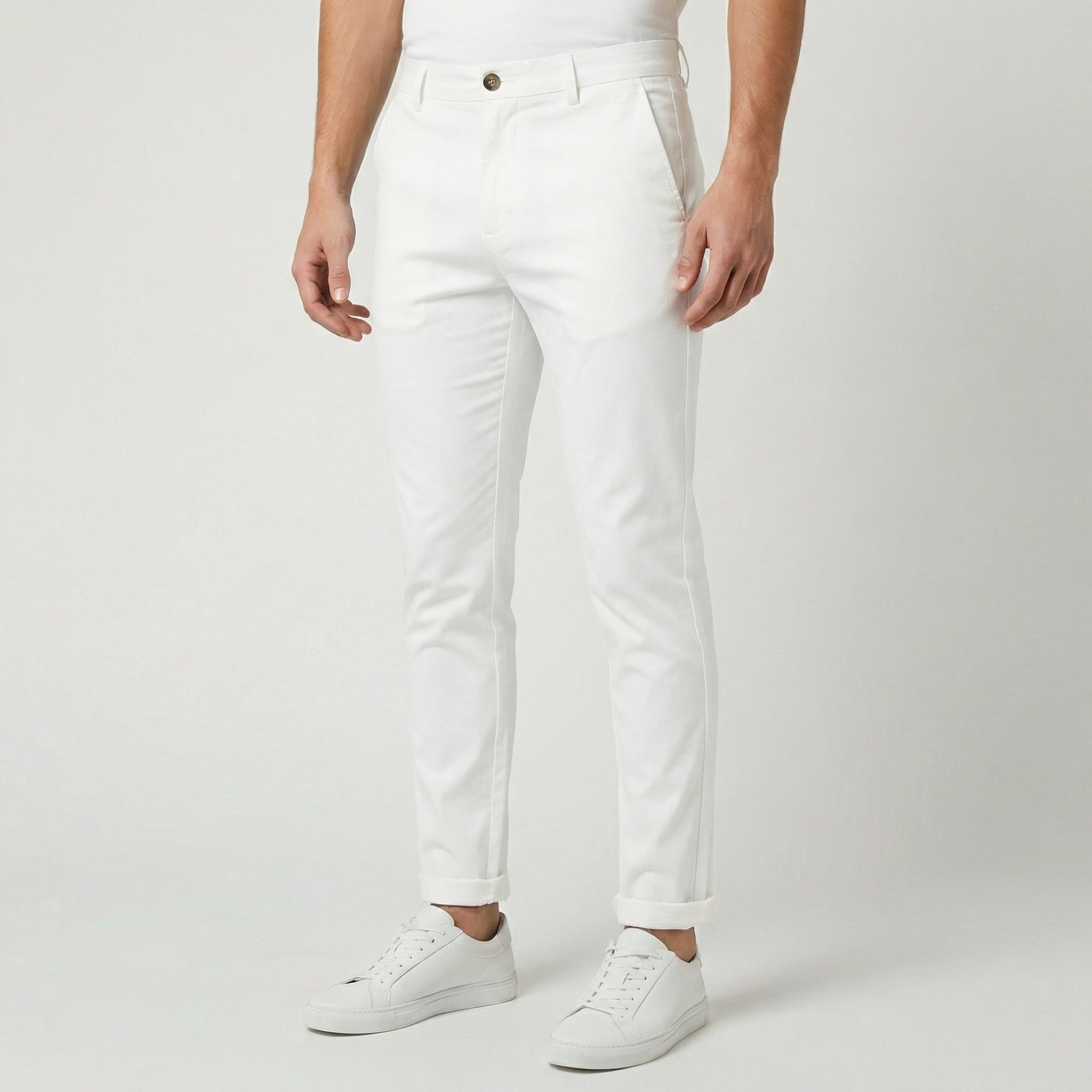 Pantalon chino slim fit pour homme en tissu blanc, coupe ajustée avec taille élastiquée et chevilles resserrées