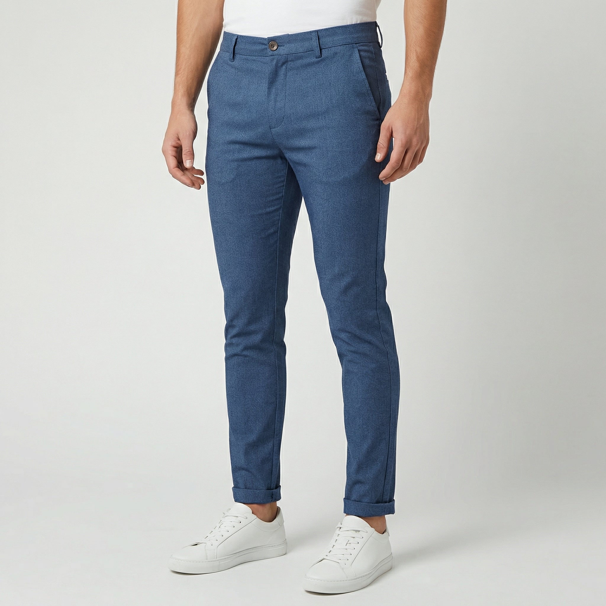 Pantalon chino slim fit pour homme en tissu bleu roi, coupe ajustée avec taille élastiquée et chevilles resserrées