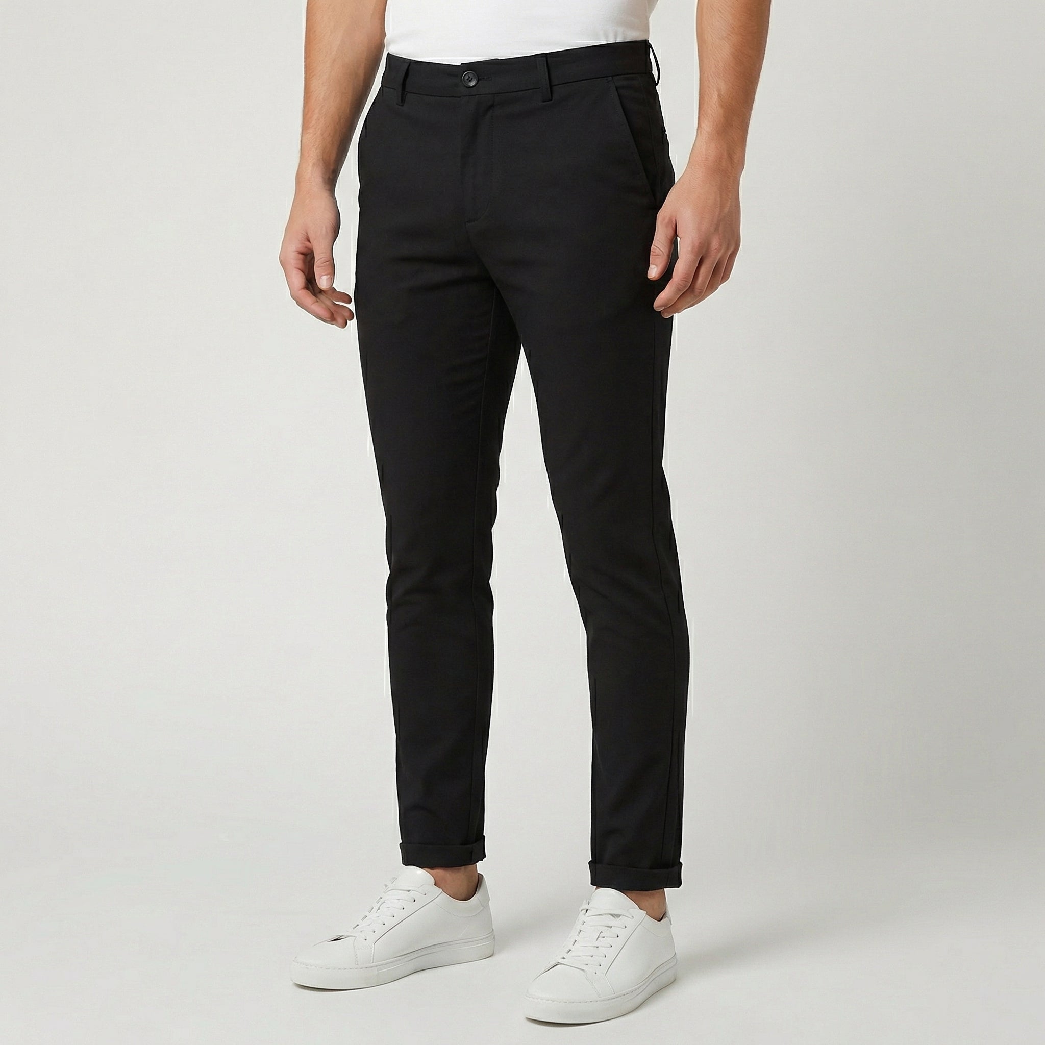 Pantalon chino slim fit pour homme en tissu noir, coupe ajustée avec taille élastiquée et chevilles resserrées